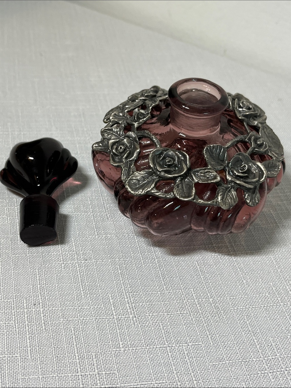 Vintage Amethyst Glass & Pewter
Perfume Bottle 
Sculpted Rose
Heart Stopper - Picture 7 of 7